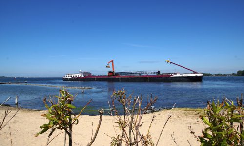 Zeezand getransporteerd en gelost met de 'No-Limit' bij strandje Veere