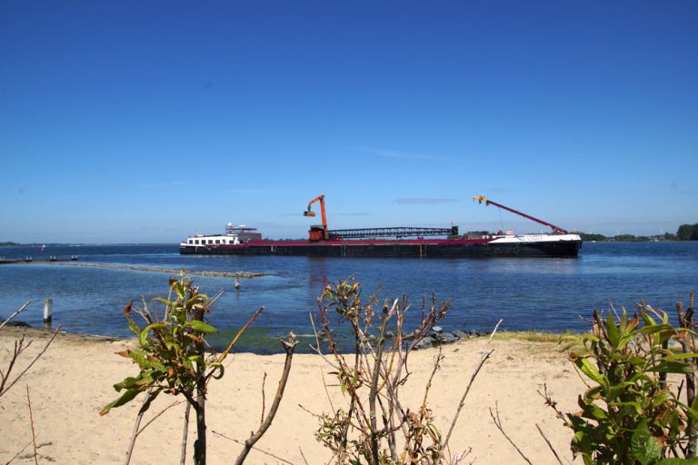 Zeezand getransporteerd en gelost met de 'No-Limit' bij strandje Veere